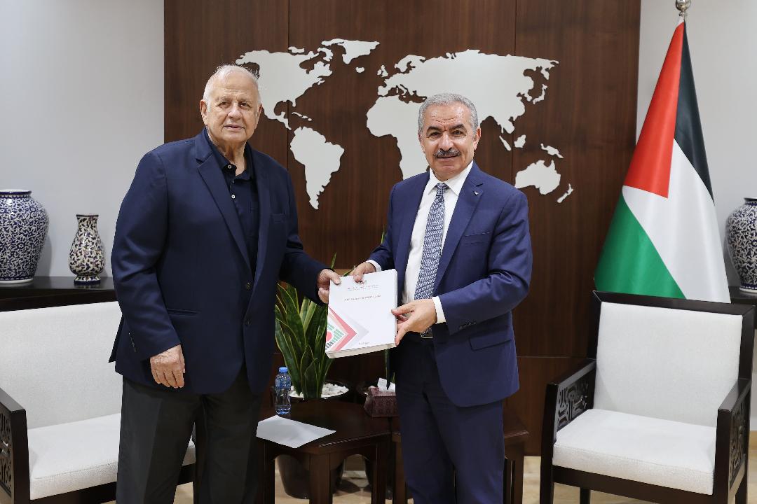 اشتية خلال تسلمه تقرير لجنة الانتخابات المحلية للعام 2021 من رئيس لجنة الانتخابات المركزية حنا ناصر